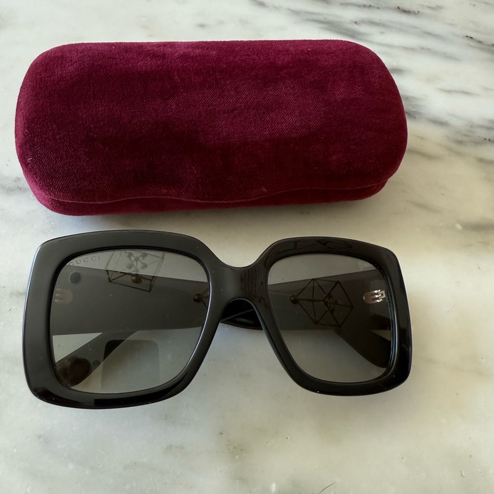 Gucci Black Sunglasses with Gold Accents - Picture 4 of 4